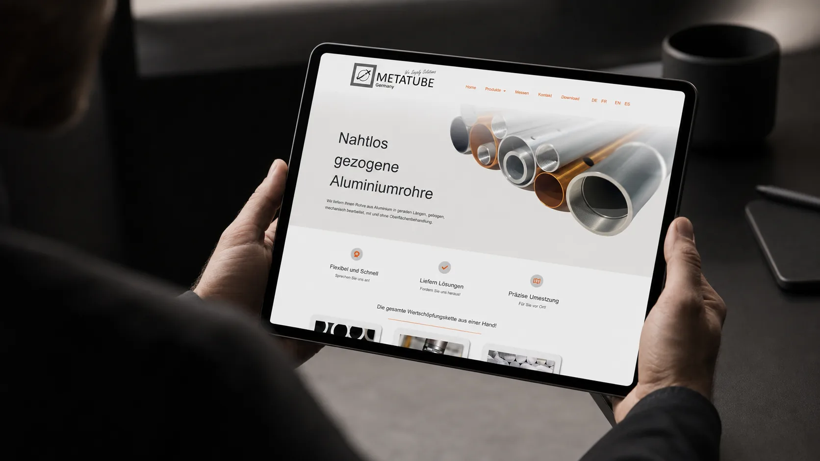 Der METATUBE-Webauftritt auf einem Tablet in einer realistischen Arbeitssituation